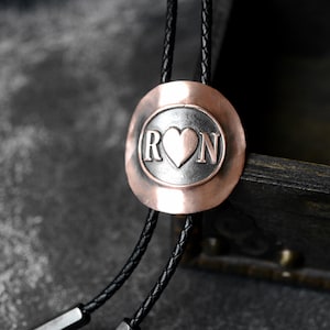 Corbata de bolo con iniciales y corazón, collar con monograma personalizado, corbata de bolo de boda personalizada, collar con letra de corazón, corbata de bolo con iniciales de boda