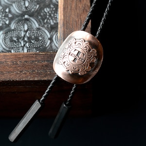 Personifiera monogramhalsband, Bolo slips för herrbröllop, herrsmycken, presenter till flickvän, presenter till syster, bolo slipshalsband för kvinnor