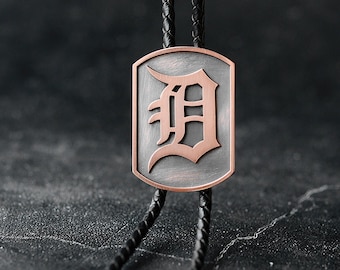 Cravate Bolo personnalisée en vieil anglais avec monogramme, cravate Bolo personnalisée pour mariage d'hommes, collier Bolo Tie avec logo d'entreprise, Bolo Tie de marque personnalisé