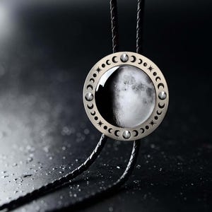 Collar de corbata de bolo con fase lunar personalizado, regalo de luna personalizado, collar de fase de luna creciente, corbata de bolo para boda de hombre, regalo de boda lunar