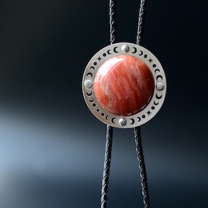 Collar de sol y luna con fase lunar y jaspe rojo personalizado, collar de fase lunar creciente, collar de bolo para bodas de hombres, collar de bolo con fase lunar de Marte