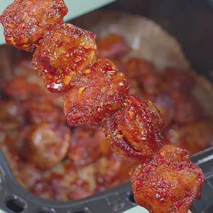 Op de afbeelding: Een set van drie keramische mokken met een gespikkelde, matte afwerking. De mokken zijn in crème, lichtgrijs en donkergrijs. Elke mok heeft een eenvoudig, minimalistisch ontwerp, perfect voor koffie of thee.