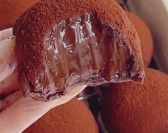 Daifuku al cioccolato: mochi morbidi e gommosi con un ricco ripieno al cioccolato.