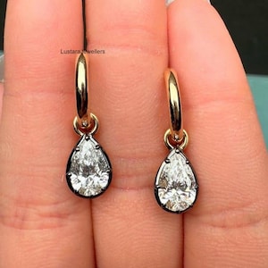Pendientes colgantes de moissanita talla pera / Pendientes de plata 925 bicolor oro / Pendientes de clip de novia con engaste clásico para mujer
