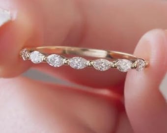 Alliance en moissanite taille marquise : bague empilable demi-éternité en or 14 carats