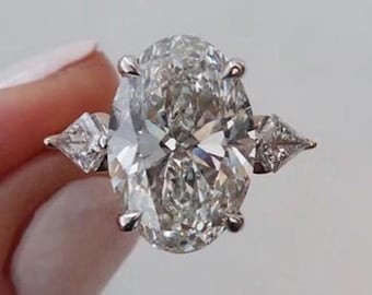 Bague de fiançailles en moissanite ovale de 5 carats avec pierres latérales cerf-volant, bague de mariage ovale trois pierres, solitaire en or, cadeau d'anniversaire pour elle