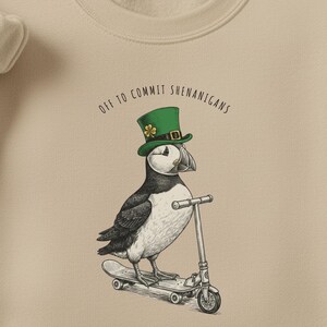 Bluza z maskonurem na skuterze Off to Commit Shenanigans, zabawny sweter z maskonurem na dzień św. Patryka, irlandzki sweter z kalamburem, prezent dla miłośnika zwierząt w kształcie koniczyny zdjęcie 2