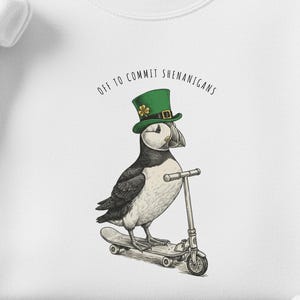 Off to Commit Shenanigansのパフィンスクータースウェットシャツ、面白いセントパトリックスデーのパフィンセーター、アイリッシュダジャレプルオーバー、動物好きへのシャムロックギフト