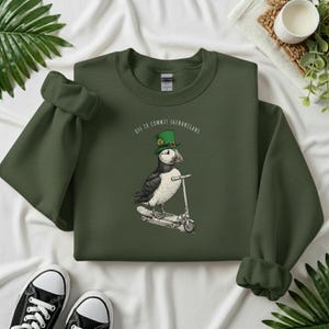 Może przedstawiać: Rustykalny drewniany szyld z napisem "Welcome to our porch" w białych literach. Szyld ma postarzaną powierzchnię i prosty, zachęcający design, idealny do dekoracji zewnętrznych.