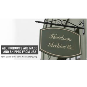 Może przedstawiać: Zielony, łukowaty szyld z napisem "Heirloom Archive Co." w eleganckiej czcionce. Szyld jest obramowany jaśniejszym kolorem i wisi na ozdobnym, czarnym metalowym wsporniku. Na szyldzie widnieje r&oacute;wnież informacja, że wszystkie produkty są produkowane i wysyłane z USA.