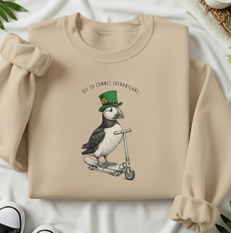 Bluza z maskonurem na skuterze Off to Commit Shenanigans, zabawny sweter z maskonurem na dzień św. Patryka, irlandzki sweter z kalamburem, prezent dla miłośnika zwierząt w kształcie koniczyny zdjęcie 2