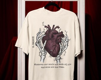 Camiseta con corazón anatómico de Dark Academia / Camiseta gótica con cita de Emily Brontë / Camiseta vintage con mano de esqueleto / Regalo de San Valentín con estética melancólica