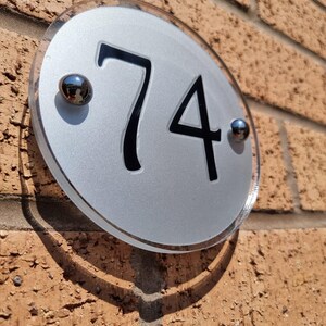 Gepersonaliseerd rond acryl huisnummerbord | Adresplaat op maat | Cadeau afbeelding 2