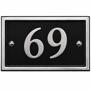 Puede incluir: Placa rectangular negra con el n&uacute;mero 69 en plata. La placa tiene un borde plateado y dos remaches plateados. El fondo es blanco.