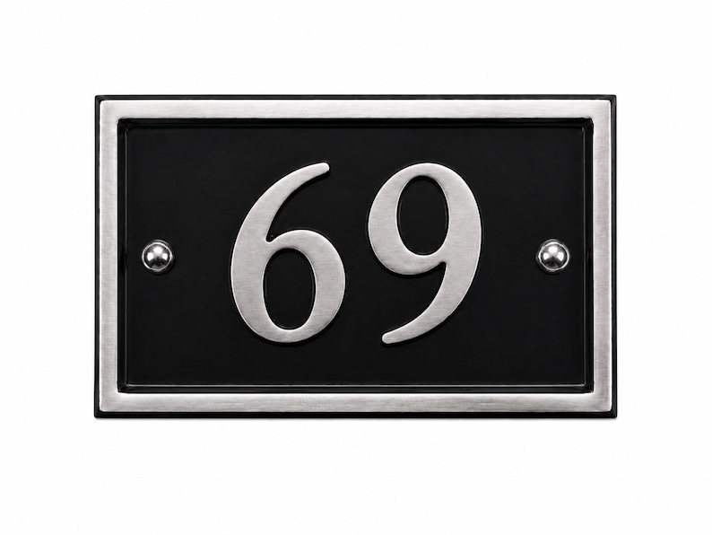Puede incluir: Placa rectangular negra con el n&uacute;mero 69 en plata. La placa tiene un borde plateado y dos remaches plateados. El fondo es blanco.