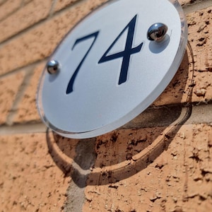 Gepersonaliseerd rond acryl huisnummerbord | Adresplaat op maat | Cadeau afbeelding 3