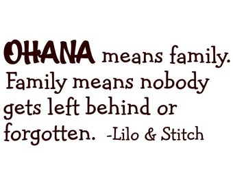 Puede incluir: Texto en blanco y negro sobre un fondo blanco. El texto dice "OHANA means family. Family means nobody gets left behind or forgotten. -Lilo & Stitch"