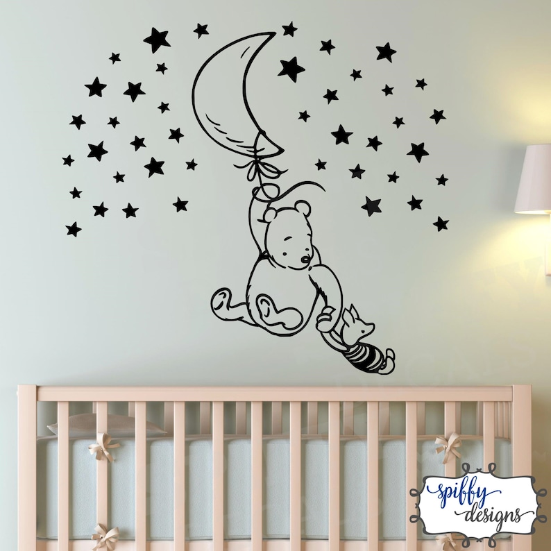 Puede incluir: Pegatina de pared de Winnie de Pooh y Piglet en blanco y negro. Pooh est&aacute; sujetando un globo en forma de media luna y Piglet est&aacute; sujetando la mano de Pooh. Hay estrellas esparcidas alrededor de la luna y Pooh.