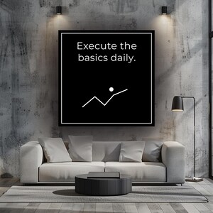 Könnte beinhalten: Ein schwarz-weiß gerahmter Druck mit dem Text "Execute the basics daily". Ein weißes Liniendiagramm mit einem Punkt befindet sich darunter. Der Druck hängt über einem grauen Sofa und einem schwarzen Couchtisch in einem modernen Wohnzimmer.