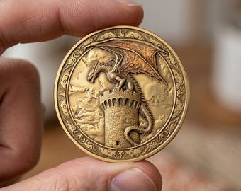 Moneda antigua de oro con forma de dragón en una torre, ficha del folclore medieval de un castillo, regalo coleccionable de animales legendarios, moneda de arte de bestias fantásticas.