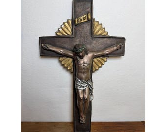 Gran crucifijo antiguo de yeso con la inscripción INRI, cruz religiosa para colgar en la pared.