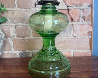 Antieke uraniumgroene depressieglazen olielamp met rolpatroon bruiloft