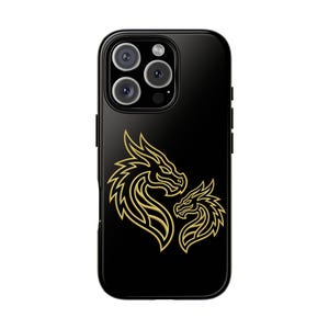 Può includere: Custodia per telefono nera con un design a drago dorato. Il design include due teste di drago stilizzate con dettagli intricati. La custodia ha una finitura lucida e un modulo fotocamera con più lenti.