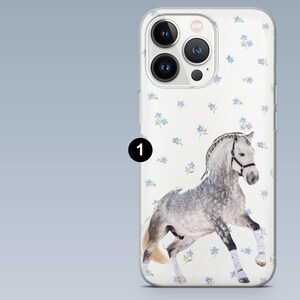 Pode incluir: Capa de telefone transparente com um design de cavalo cinzento com detalhes florais azuis. O cavalo &eacute; retratado numa pose de corrida, com uma r&eacute;dea preta e ligaduras nas pernas. O fundo &eacute; branco.
