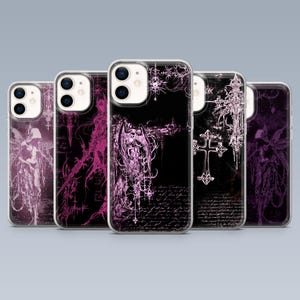 Könnte beinhalten: Eine Sammlung von fünf Handyhüllen mit gotischen Designs. Jede Hülle hat einen transparenten Rand und ein einzigartiges schwarz-violettes Muster, darunter Engelsflügel, Kreuze und Schriftzüge. Die Hüllen sind in einer Reihe angeordnet und zeigen die Vielfalt der Kunstwerke.