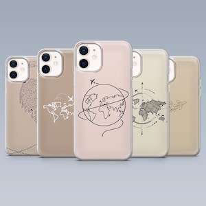 Op de afbeelding: Een verzameling van vijf transparante telefoonhoesjes met reisontwerpen. De hoesjes hebben illustraties van een wereldkaart, vliegtuigen en reisroutes in zwart en wit. De hoesjes zijn in tinten beige en roze.