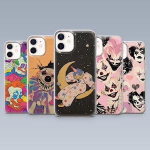 Op de afbeelding: Een verzameling telefoonhoesjes met clownontwerpen. De hoesjes tonen kleurrijke illustraties, waaronder een clown op een maan en meerdere clowngezichten met verschillende uitdrukkingen. De hoesjes staan in een rij tegen een lichtblauwe achtergrond.