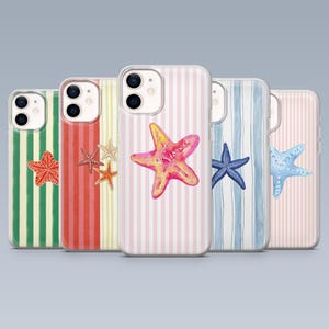 Peut inclure: Cinq coques de téléphone avec des motifs d'étoiles de mer. Les coques présentent des rayures verticales vertes, rouges, jaunes, roses et bleues. Chaque coque présente un motif d'étoile de mer différent dans des tons orange, marron, rose et bleu.