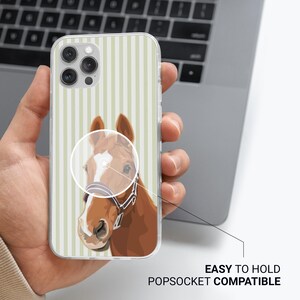 Pode incluir: Capa de telefone transparente com uma ilustra&ccedil;&atilde;o de cabe&ccedil;a de cavalo castanho e um fundo listrado verde e branco. O texto "EASY TO HOLD POPSOCKET COMPATIBLE" est&aacute; impresso na capa.