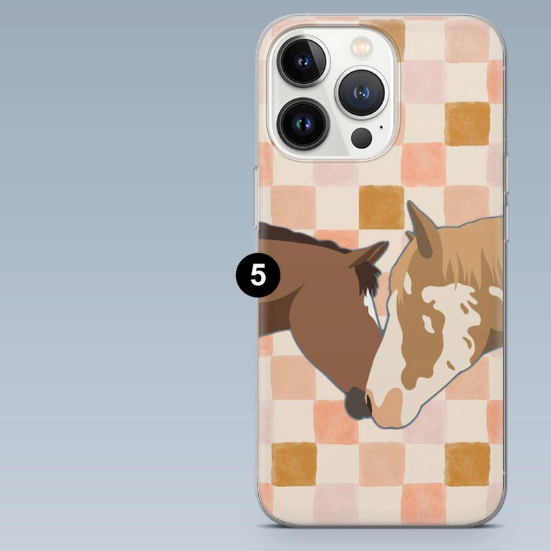 Pode incluir: Uma capa de telefone com um design de dois cavalos tocando suas cabe&ccedil;as. A capa tem um padr&atilde;o xadrez em tons de p&ecirc;ssego, bege e branco. O n&uacute;mero 5 est&aacute; em um c&iacute;rculo preto.