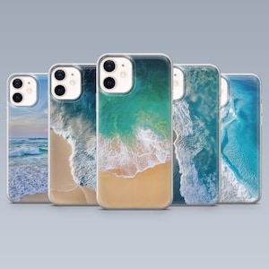 Puede incluir: Cinco fundas para teléfono con diseños de olas del océano. Cada funda muestra una vista diferente del mar, con playas de arena y aguas turquesas. Las fundas tienen un borde transparente y un acabado brillante.