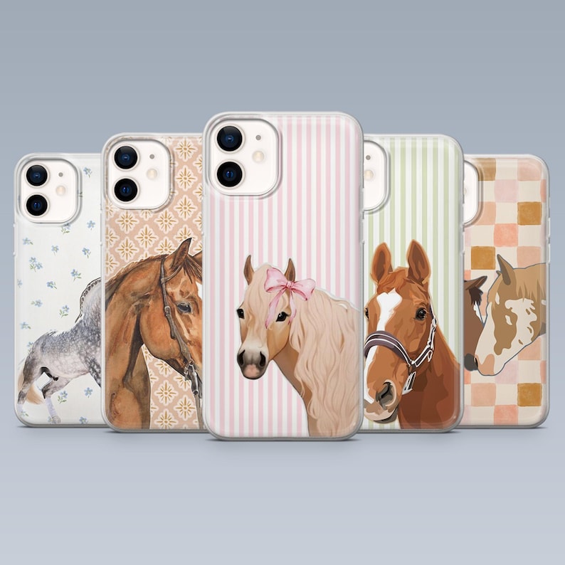 Pode incluir: Uma cole&ccedil;&atilde;o de cinco capas de telem&oacute;vel com ilustra&ccedil;&otilde;es de cavalos. As capas apresentam v&aacute;rios designs, incluindo padr&otilde;es florais, retratos de cavalos e fundos listrados. A paleta de cores inclui tons de castanho, rosa e verde.