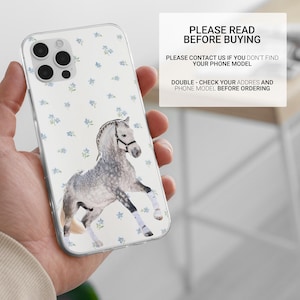 Pode incluir: Capa de telefone transparente com uma ilustra&ccedil;&atilde;o em aquarela de um cavalo cinzento. A capa tem um padr&atilde;o floral de pequenas flores azuis. O texto na capa diz "PLEASE READ BEFORE BUYING".