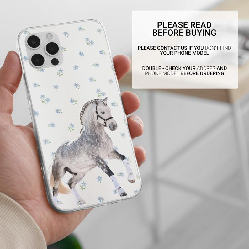 Pode incluir: Capa de telefone transparente com uma ilustra&ccedil;&atilde;o em aquarela de um cavalo cinzento. A capa tem um padr&atilde;o floral de pequenas flores azuis. O texto na capa diz "PLEASE READ BEFORE BUYING".