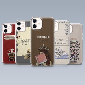 Peut inclure: Une collection de cinq coques de téléphone avec des motifs sur le thème des livres. Les coques présentent des citations et des illustrations, notamment des piles de livres, des motifs floraux et une personne en train de lire. La palette de couleurs comprend le marron, le beige et le rouge.