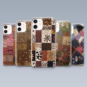 Könnte beinhalten: Fünf Handyhüllen mit Patchwork-Designs. Die Hüllen weisen eine Vielzahl von Mustern auf, darunter Blumen-, geometrische und Tiermuster. Die Farbpalette umfasst Brauntöne, Beige, Rot und Blau. Jede Hülle hat einen transparenten Rand.