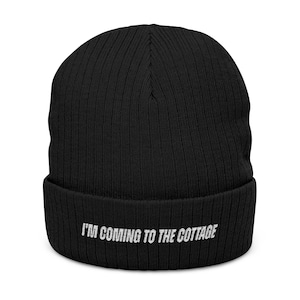 Peut inclure: Bonnet en tricot côtelé noir avec le texte brodé "I'M COMING TO THE COTTAGE" en blanc. Un style classique, adapté au temps froid. Le chapeau est fait d'une matière douce et chaude.