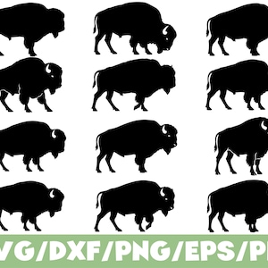 Op de afbeelding: Een verzameling zwarte bizonsilhouetten in verschillende poses tegen een witte achtergrond. De afbeelding bevat de tekst "SVG/DXF/PNG/EPS/PDF" in groene letters onderaan, die bestandsformaten aangeeft.