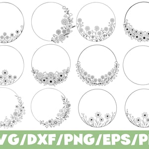 Può includere: Una collezione di dodici disegni di cerchi floreali in bianco e nero. Ogni cerchio è decorato con varie composizioni floreali, tra cui margherite e altri fiori stilizzati. La parte inferiore dell'immagine mostra il testo "SVG/DXF/PNG/EPS/PDF" in verde.