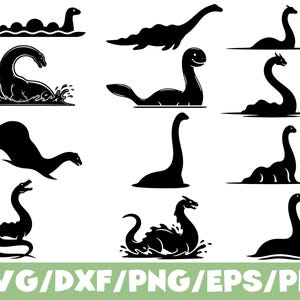 Può includere: Illustrazioni in silhouette nera del mostro di Loch Ness in varie pose. Alcuni emergono dall'acqua, altri nuotano o hanno la testa fuori dall'acqua. La parte inferiore dell'immagine contiene il testo "SVG/DXF/PNG/EPS/PDF".