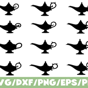 Puede incluir: Imágenes de siluetas negras de lámparas de genio en varias orientaciones. Cada lámpara presenta un pico curvo, un cuerpo redondeado y un asa decorativa. Las lámparas están sobre un fondo blanco. La parte inferior de la imagen muestra el texto "SVG/DXF/PNG/EPS/PDF".