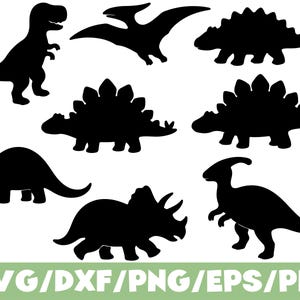 Puede incluir: Una colección de ocho siluetas negras de dinosaurios que incluyen un Tiranosaurio Rex, un Pterodáctilo, un Anquilosaurio, un Braquiosaurio, dos Estegosaurios, un Triceratops y un Parasaurolophus, con el texto SVG/DXF/PNG/EPS/PDF en la parte inferior.