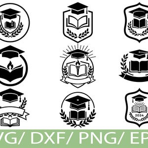 Op de afbeelding: Een verzameling zwart-wit vectorafbeeldingen met een afstudeerthema. Elk ontwerp bevat een baret, een open boek en een lauwerkrans. Sommige ontwerpen bevatten een banner of schildvorm. De tekst "SVG/DXF/PNG/EPS" staat onderaan.