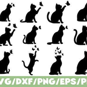 Pode incluir: Silhuetas de gatos pretos interagindo com borboletas. Várias poses são mostradas, como sentados, alcançando e pulando. A imagem é um design digital, com o texto "SVG/DXF/PNG/EPS/PDF" em verde na parte inferior.