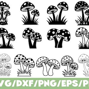 Op de afbeelding: Een verzameling zwart-wit paddenstoel illustraties in verschillende arrangementen. Sommige paddenstoelen hebben gestippelde doppen, andere zijn effen. De ontwerpen bevatten gras en de tekst "SVG/DXF/PNG/EPS/PDF" in groen.