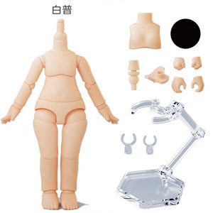 May include: A light beige articulated doll body with multiple interchangeable parts, including hands, a torso, and a head. A clear plastic stand and additional accessories are also included. The Japanese text "白普" is visible at the top.